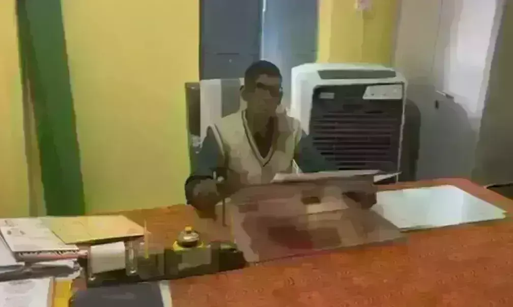 नायक पिक्चर की तर्ज पर चपरासी बना एक दिन का अफसर, चार्ज मिलते ही लगा दी सबकी क्लास नायक पिक्चर की तर्ज पर चपरासी बना एक दिन का अफसर, चार्ज मिलते ही लगा दी सबकी क्लास