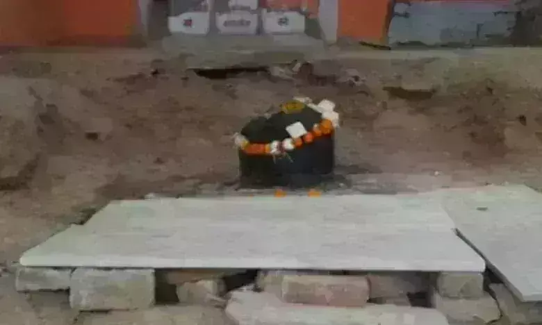 ग्वालियर में कब्रिस्तान के पास मिला 200 साल पुराना शिवलिंग, उमड़ी श्रद्धालुओं की भीड़