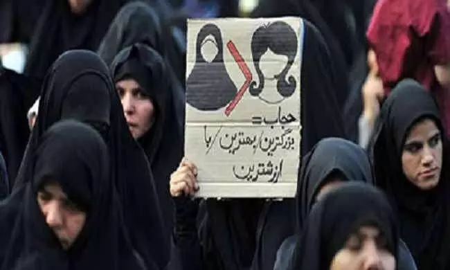 ईरान ने हिजाब कानून पर घुटने टेके, विचार के लिए तैयार