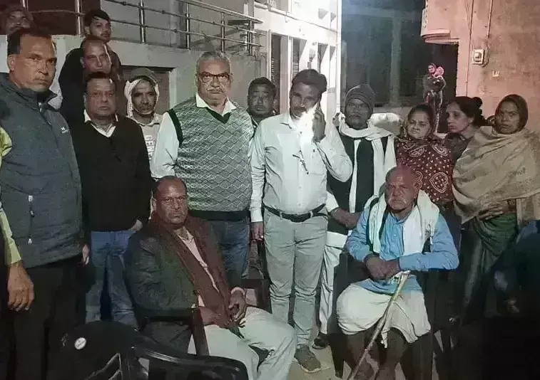 गमछे से बांध दिये हाथ, पैर और आंखे, एटीएम के पासवर्ड को लेकर की बेल्टों से मारपीट