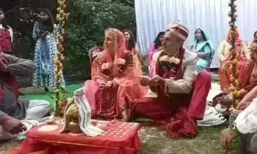 ताज महल के साये में विदेशी जोड़े ने की दोबारा शादी, हिंदू रीती-रिवाज से लिए सात फेरे
