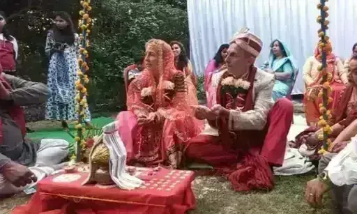 ताज महल के साये में विदेशी जोड़े ने की दोबारा शादी, हिंदू रीती-रिवाज से लिए सात फेरे