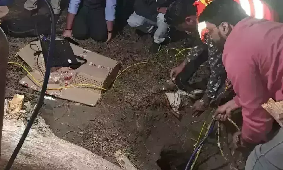 बैतूल में 35 फीट की गहराई पर फंसा मासूम, रेस्क्यू जारी, जेसीबी खोद रहीं समानांतर गड्ढा