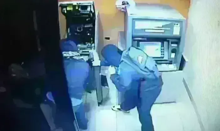 ATM मशीन को काटकर कैश ले जाने वाले दबोचे ,बदमाशों से कटर, हथौड़ा व अन्य सामान बरामद ATM मशीन को काटकर कैश ले जाने वाले दबोचे ,बदमाशों से कटर, हथौड़ा व अन्य सामान बरामद