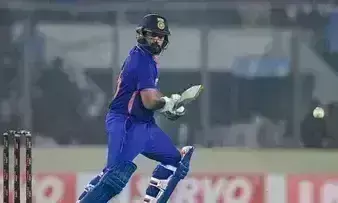 बांग्लादेश के खिलाफ आखिरी वनडे से बाहर हुए रोहित शर्मा, चोट लगने के बाद खेली शानदार पारी