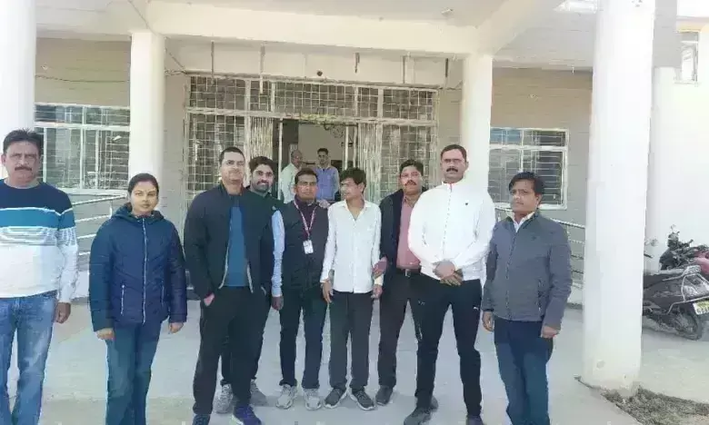 सैलून पर रिश्वत लेते रोजगार सहायक गिरफ्तार, काम के बदले मांग रहा था 11 हजार सैलून पर रिश्वत लेते रोजगार सहायक गिरफ्तार, काम के बदले मांग रहा था 11 हजार