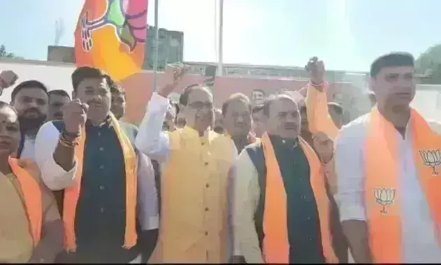 गुजरात में जीत पर मप्र में जश्न, मुख़्यमंत्री ने कसा तंज- राहुल गांधी को कांग्रेस खोजो यात्रा ना निकालना पड़े