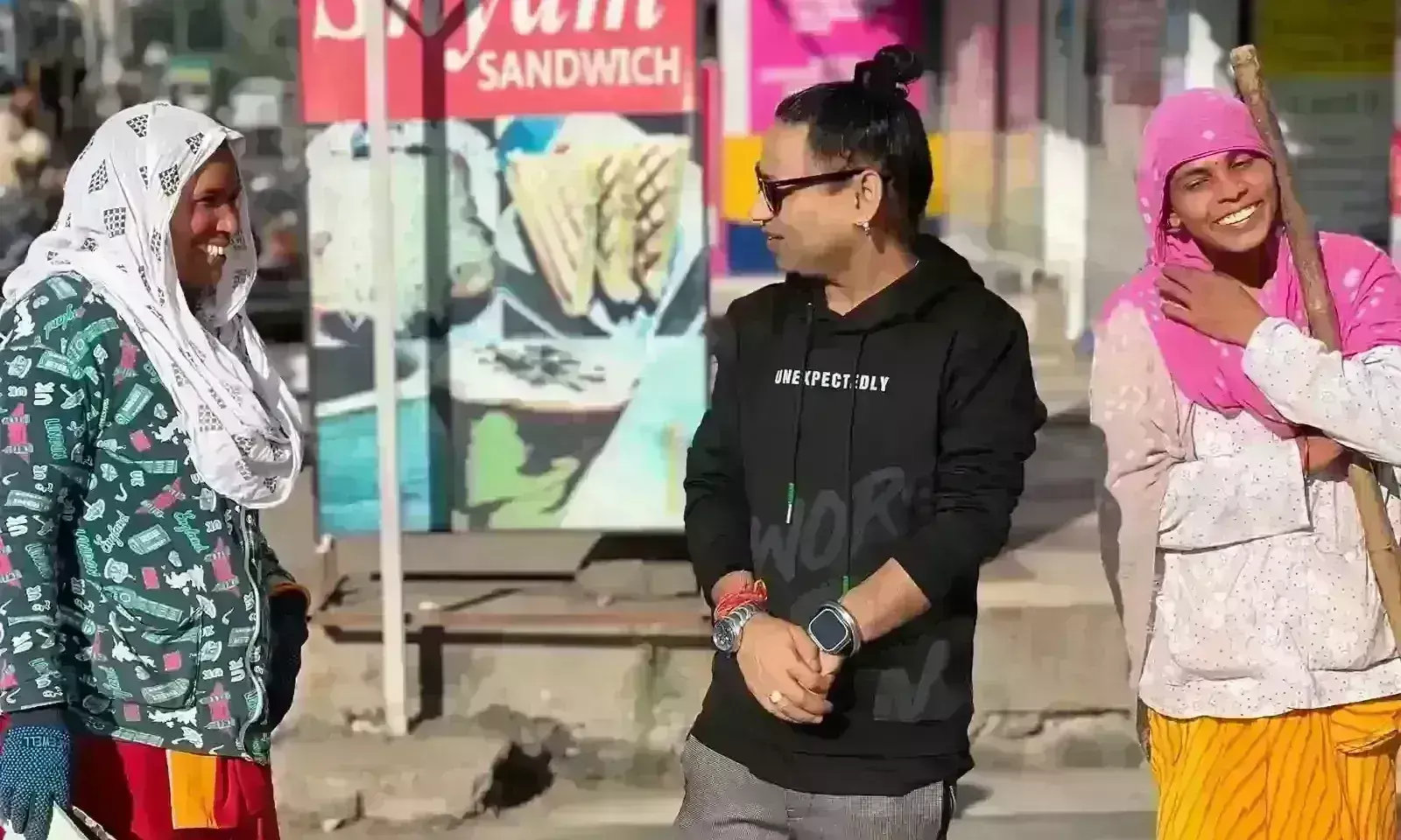 इंदौर पहुंचे पद्मश्री कैलाश खेर, सफाईकर्मियों से की मुलाकात