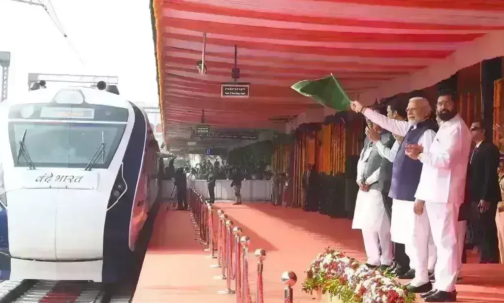 प्रधानमंत्री ने नागपुर को दी कई सौगात, वंदे भारत ट्रेन को दिखाई हरी झंडी, समृद्धि हाइवे-मेट्रो का किया उद्घाटन