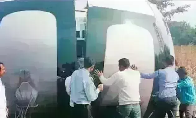 हैदराबाद में आसमान से नीचे उतरी उड़न तश्तरी, जादू को देखने के लिए उमड़ पड़ी भीड़ हैदराबाद में आसमान से नीचे उतरी उड़न तश्तरी, जादू को देखने के लिए उमड़ पड़ी भीड़