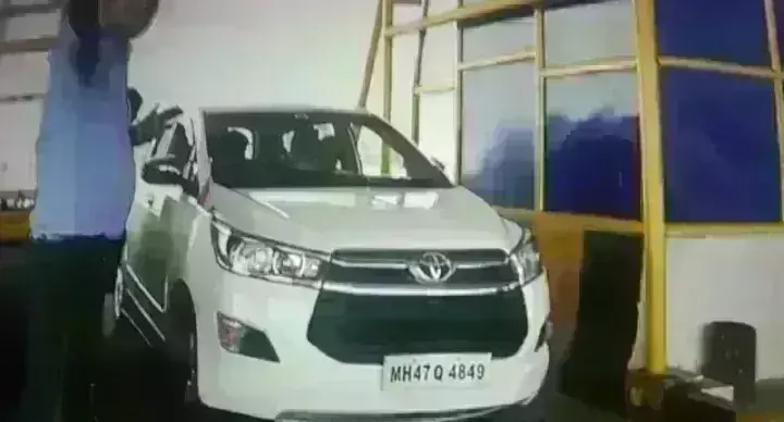 टोल कर्मचारी ने रोकी केंद्रीय मंत्री की गाड़ी, मांगा पहचान पत्र, दिल्ली तक मच गया हंगामा टोल कर्मचारी ने रोकी केंद्रीय मंत्री की गाड़ी, मांगा पहचान पत्र, दिल्ली तक मच गया हंगामा