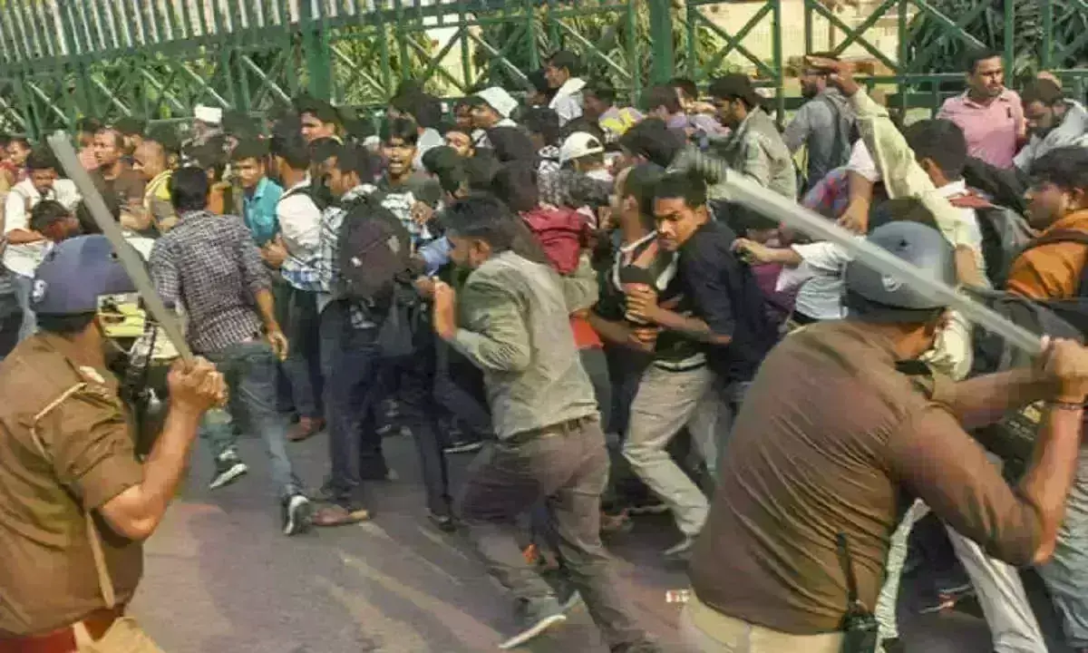 बिहार सरकार ने बेरोजगारों पर चलवाई लाठियां, TET परीक्षा बहाल करने की कर रहे थे मांग