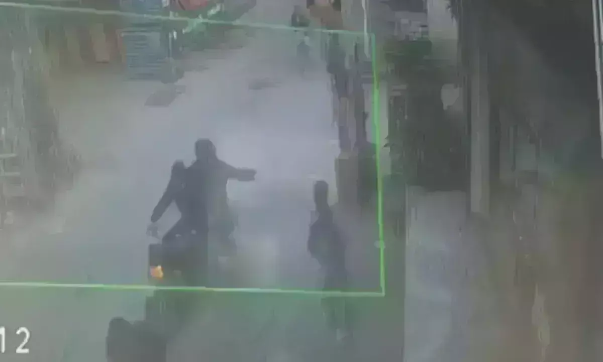 दिल्ली में नाबालिग के चेहरे पर युवकों ने एसिड फेंका, अस्पताल में भर्ती दिल्ली में नाबालिग के चेहरे पर युवकों ने एसिड फेंका, अस्पताल में भर्ती