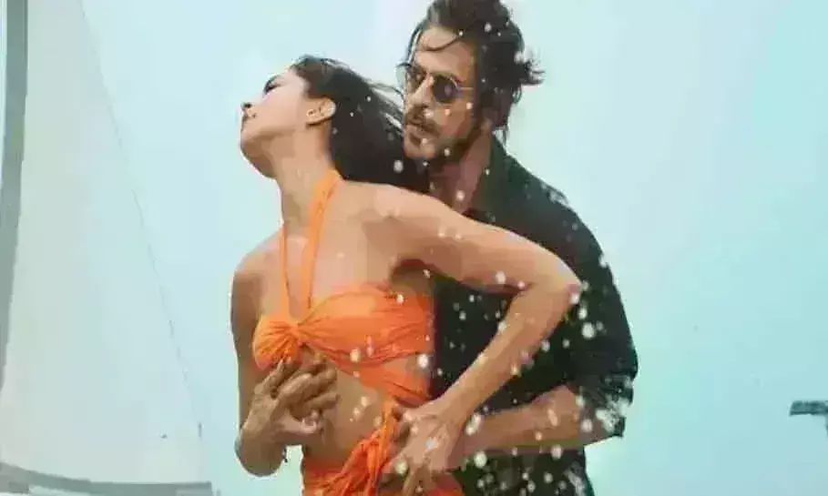 विवादों में फंसा शाहरुख़ खान की फिल्म पठान का गाना, भगवा को बेशर्म रंग कहने पर आपत्ति