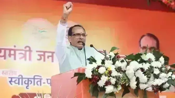 एक्शन में नजर आएं मुख्यमंत्री, जिला शिक्षा अधिकारी और सीएमओ को मंच से किया निलंबित