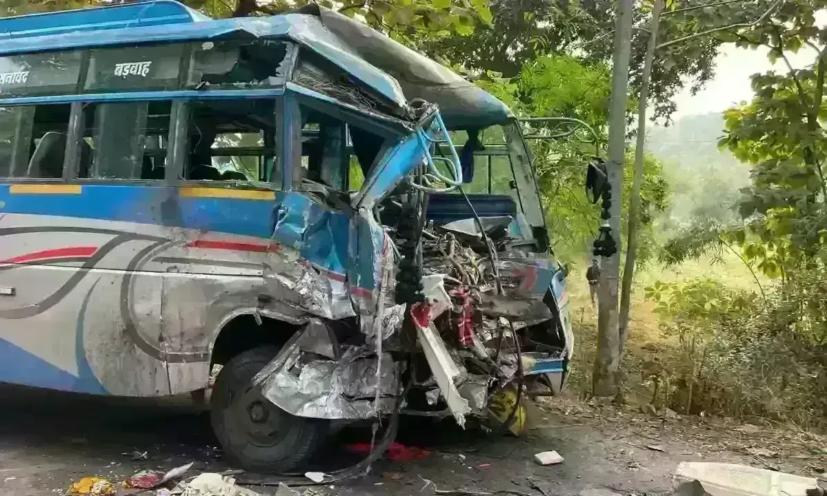 इंदौर में आमने सामने से टकराई बसें, 1 की मौत, 20 घायल, आठ गंभीर इंदौर में आमने सामने से टकराई बसें, 1 की मौत, 20 घायल, आठ गंभीर