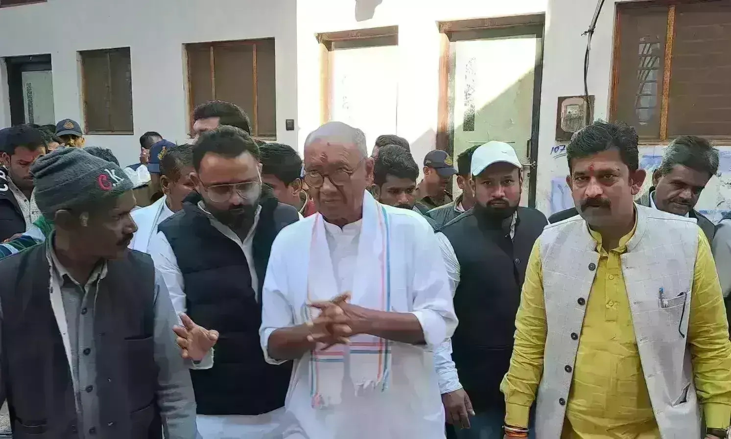 दिग्विजय सिंह पहुंचे खुरई, कहा - कोई प्रत्याशी नहीं मिला तो मैं खुद लडूंगा चुनाव दिग्विजय सिंह पहुंचे खुरई, कहा - कोई प्रत्याशी नहीं मिला तो मैं खुद लडूंगा चुनाव