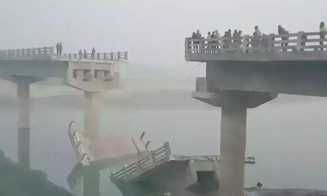 बिहार में खुली भ्रष्टाचार की पोल, उद्घाटन से पहले टूटा गंडक नदी पर बना पुल बिहार में खुली भ्रष्टाचार की पोल, उद्घाटन से पहले टूटा गंडक नदी पर बना पुल