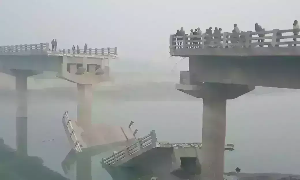 बिहार में खुली भ्रष्टाचार की पोल, उद्घाटन से पहले टूटा गंडक नदी पर बना पुल