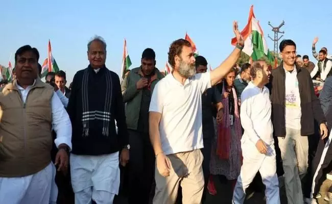 दौसा में 2 घंटे देरी से शुरू हुई भारत जोड़ो यात्रा, राहुल गांधी ने धर्मगुरु से की चर्चा दौसा में 2 घंटे देरी से शुरू हुई भारत जोड़ो यात्रा, राहुल गांधी ने धर्मगुरु से की चर्चा