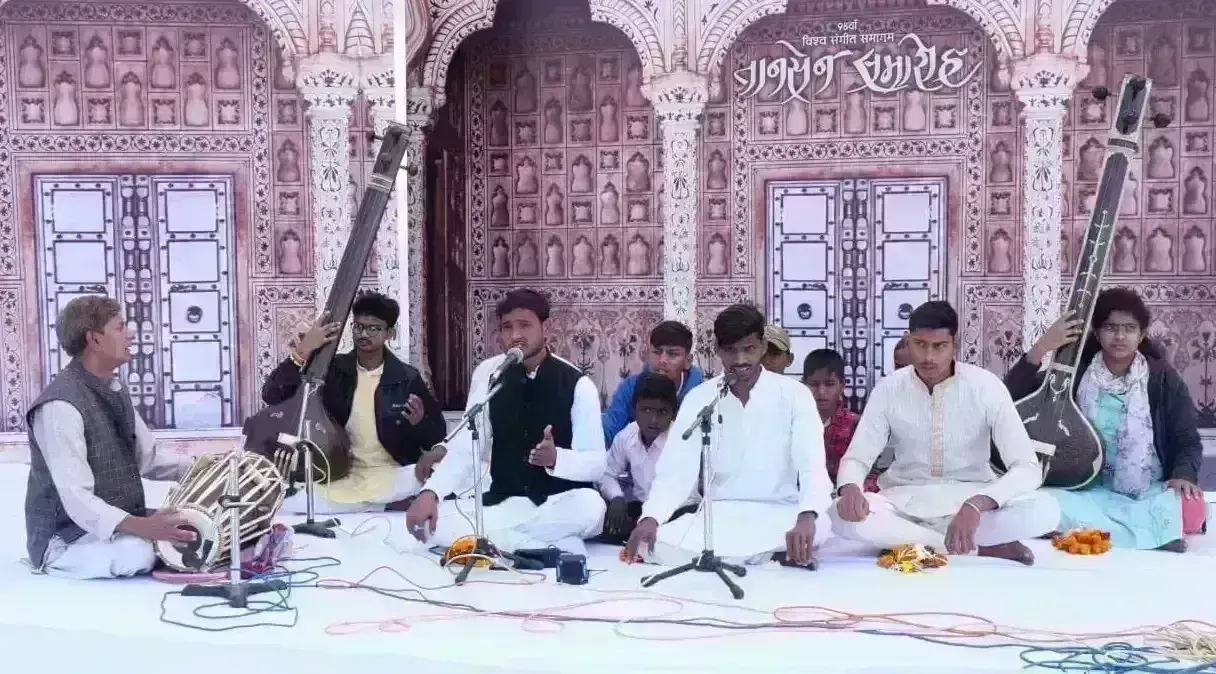 तानसेन की जन्मस्थली बेहट में बही सुरों की रसधारा, श्रोताओं ने लिया संगीत का आनंद तानसेन की जन्मस्थली बेहट में बही सुरों की रसधारा, श्रोताओं ने लिया संगीत का आनंद
