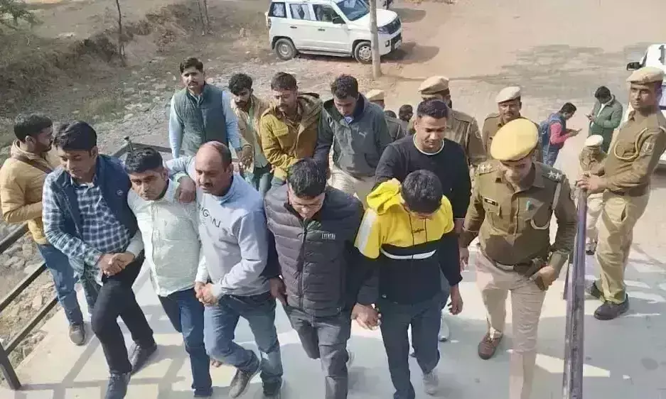 राजस्थान में सैकेंड ग्रेड टीचर भर्ती परीक्षा का पेपर लीक, बस में प्रश्न पत्र हल करते मिले छात्र