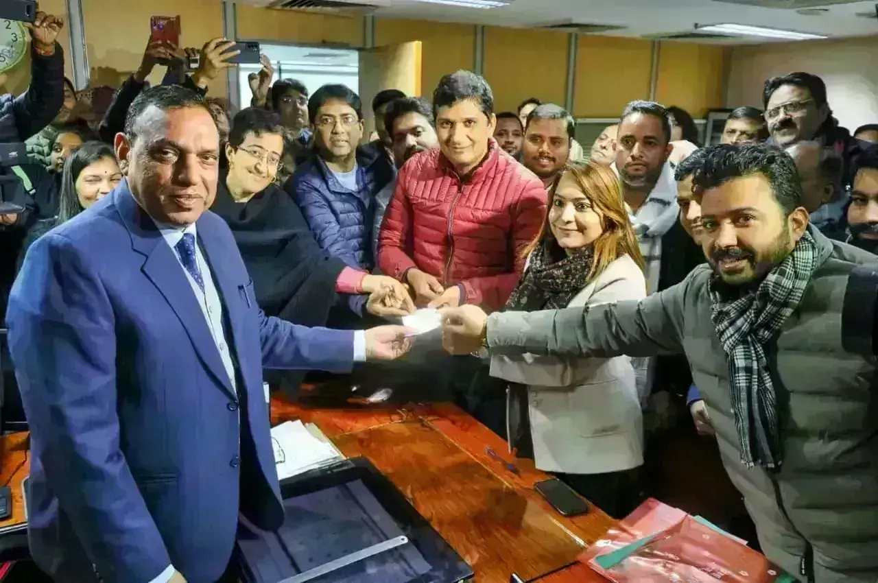 आम आदमी पार्टी उम्मीदवार शैली ओबरॉय ने मेयर, आले मोहम्मद ने डिप्टी मेयर पद के लिए भरा नामांकन आम आदमी पार्टी उम्मीदवार शैली ओबरॉय ने मेयर, आले मोहम्मद ने डिप्टी मेयर पद के लिए भरा नामांकन