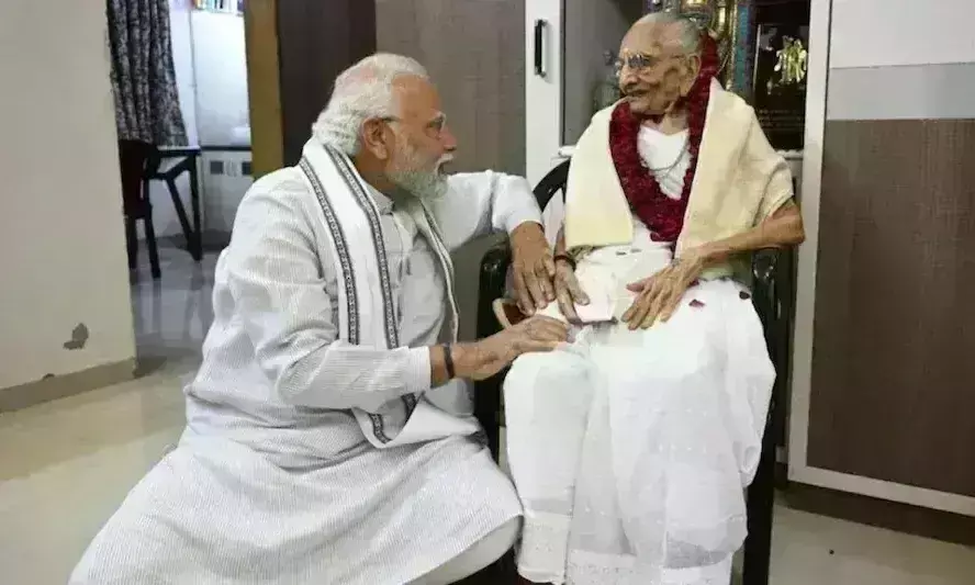 प्रधानमंत्री माँ हीराबेन को देखने पहुंचे अस्पताल, डॉक्टरों ने स्थिर बताई हालत