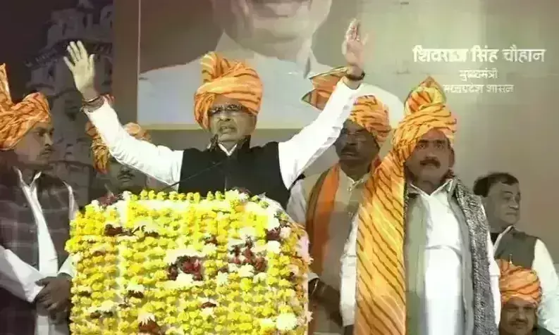 एक बार फिर एक्शन में दिखे मुख्यमंत्री शिवराज, मंच से कलेक्टर और तहसीलदार को किया सस्पेंड एक बार फिर एक्शन में दिखे मुख्यमंत्री शिवराज, मंच से कलेक्टर और तहसीलदार को किया सस्पेंड