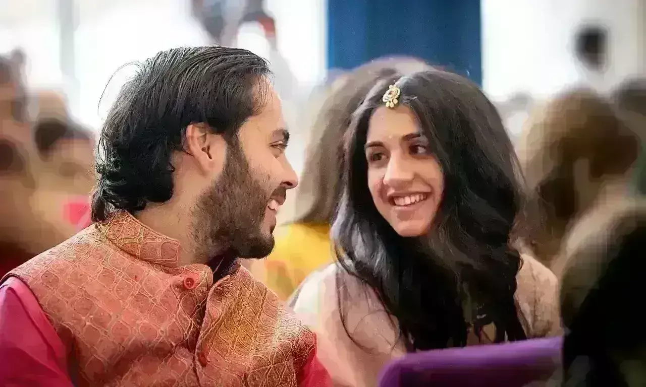 नाथद्वारा में मुकेश अंबानी के बेटे अनंत का राधिका मर्चेंट संग रोका, सामने आई सगाई की तस्वीर