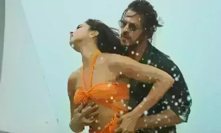 दीपिका पादुकोण की भगवा बिकिनी पर चलेगी कैंची, सेंसर बोर्ड ने दिए निर्देश