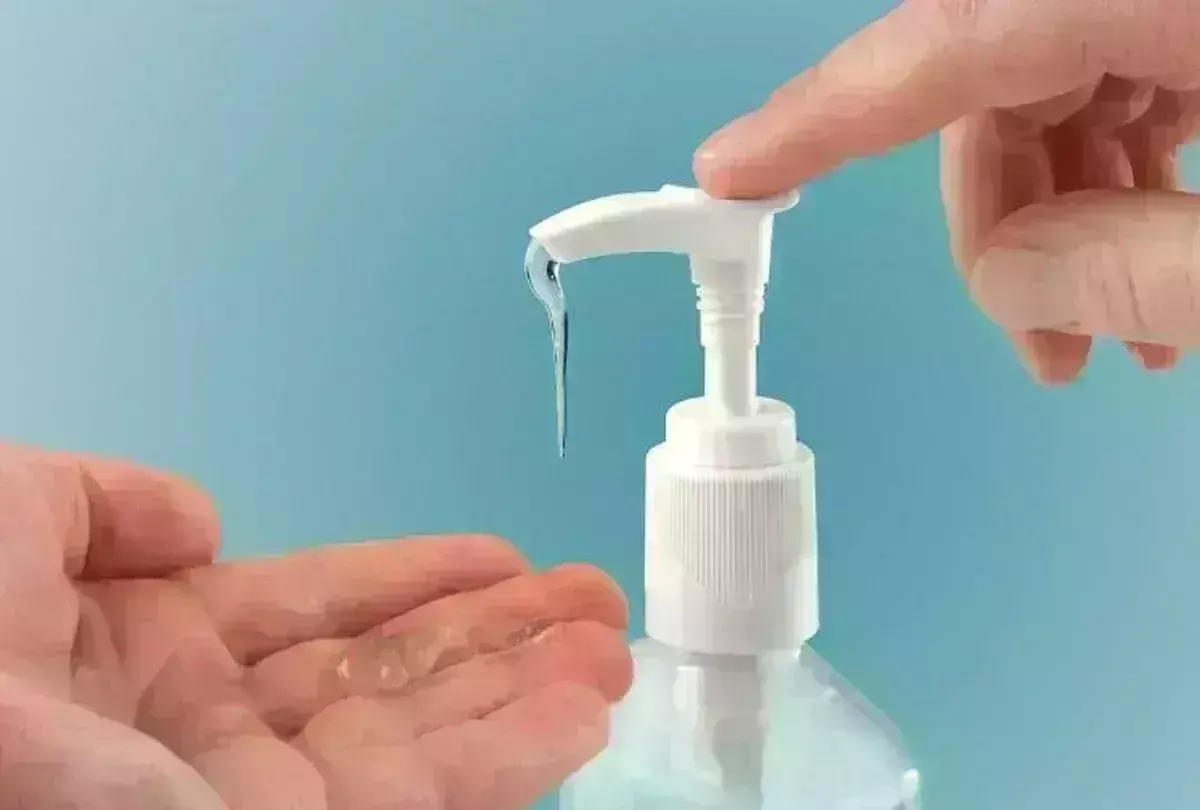 कोरोना के खतरे के बीच बढ़ी मास्क व सेनेटाइजर की मांग