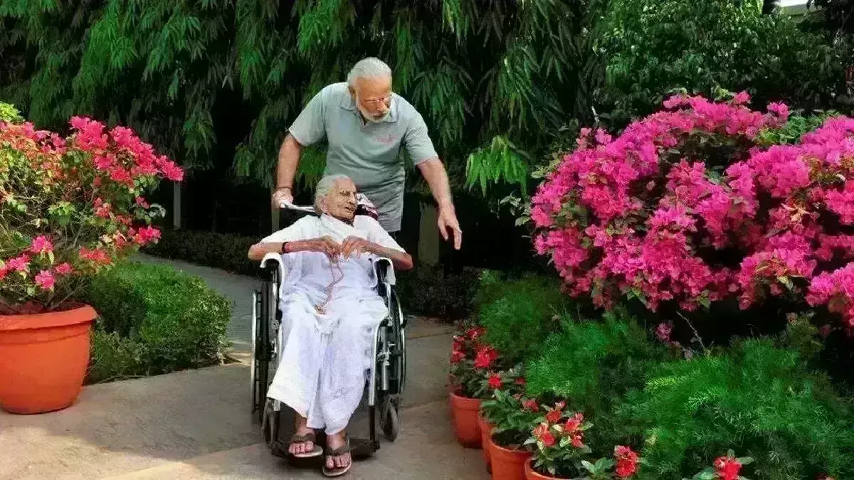संघर्ष और सादगी का जीवंत उदाहरण थी हीरा बेन, पीएम की मां होने के बावजूद छोटे पुत्र के साथ रहीं