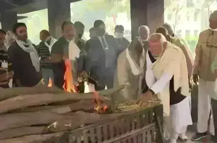 हीराबेन पंचतत्व में विलीन, प्रधानमंत्री मोदी ने दी मुखाग्नि हीराबेन पंचतत्व में विलीन, प्रधानमंत्री मोदी ने दी मुखाग्नि