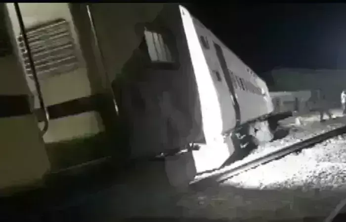 सूर्यनगरी एक्सप्रेस के 8 डिब्बे पटरी से उतरे, कई यात्री घायल, बचाव कार्य शुरू सूर्यनगरी एक्सप्रेस के 8 डिब्बे पटरी से उतरे, कई यात्री घायल, बचाव कार्य शुरू