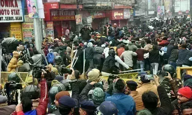 बिहार में BSSC का पेपर हुआ लीक, नाराज अभ्यर्थियों ने किया प्रदर्शन, पुलिस ने चलाई लाठियां बिहार में BSSC का पेपर हुआ लीक, नाराज अभ्यर्थियों ने किया प्रदर्शन, पुलिस ने चलाई लाठियां