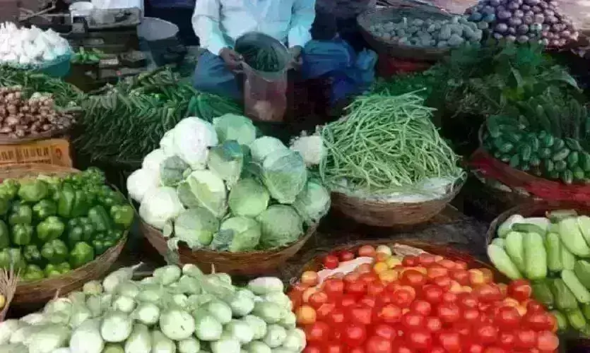 200 रुपए वाला धनियां 40 और 80 वाला टमाटर 10 रुपए किलो बिक रहा है