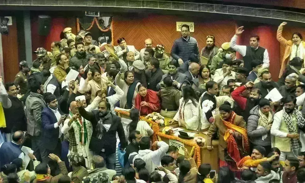 दिल्ली नगर निगम में टला मेयर का चुनाव, आप पार्षदों ने फेंकी कुर्सियां, चले लात-घुसे