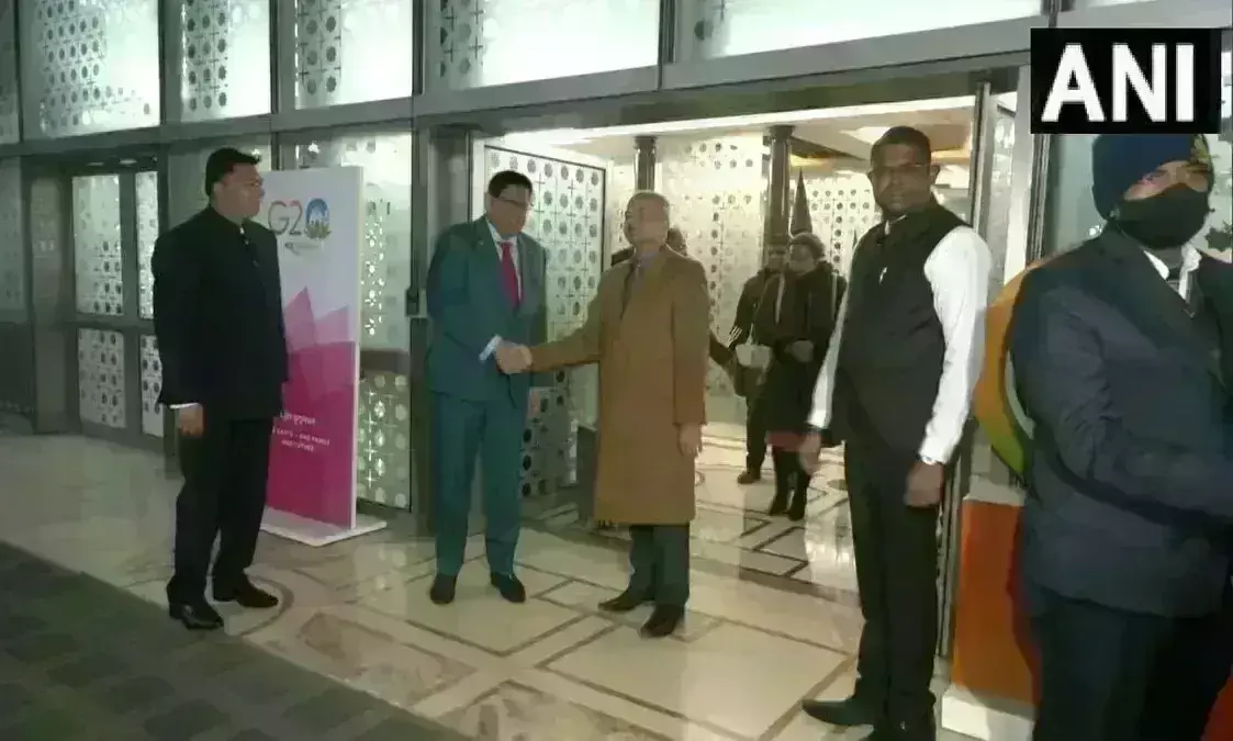 भारत पहुंचे सूरीनाम के राष्ट्रपति चंद्रिका प्रसाद संतोख, प्रवासी भारतीय सम्मेलन में लेंगे हिस्सा