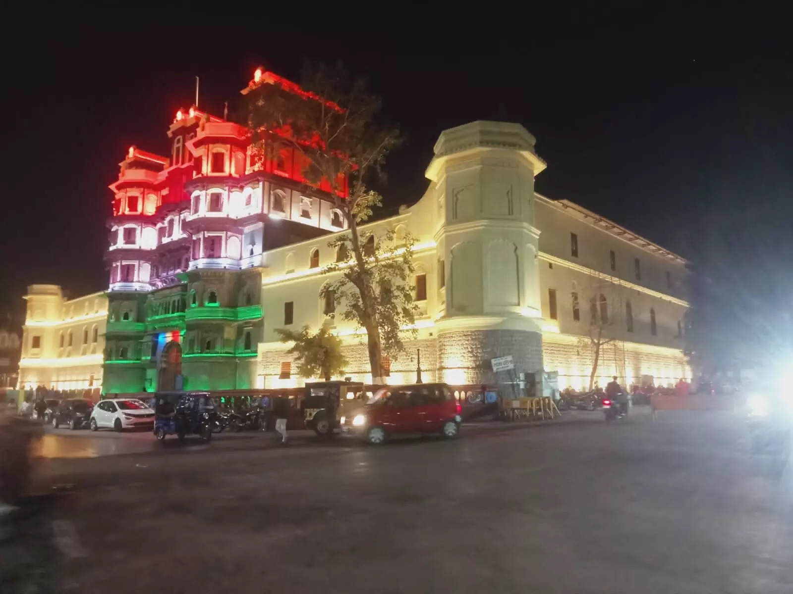 रौशनी से जगमगाता हुआ इंदौर का हृदयस्थल राजवाड़ा रौशनी से जगमगाता हुआ इंदौर का हृदयस्थल राजवाड़ा