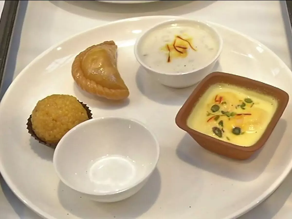 अतिथियों को परोसे जाएंगे विभिन्न प्रकार के व्यंजन अतिथियों को परोसे जाएंगे विभिन्न प्रकार के व्यंजन