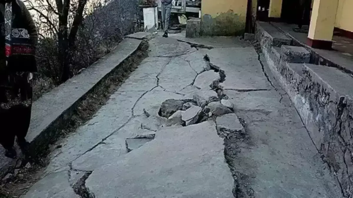 जोशीमठ भू धंसाव पर पीएमओ ने बुलाई हाई लेवल मीटिंग, बढ़ रहा जमींदोज होने का खतरा