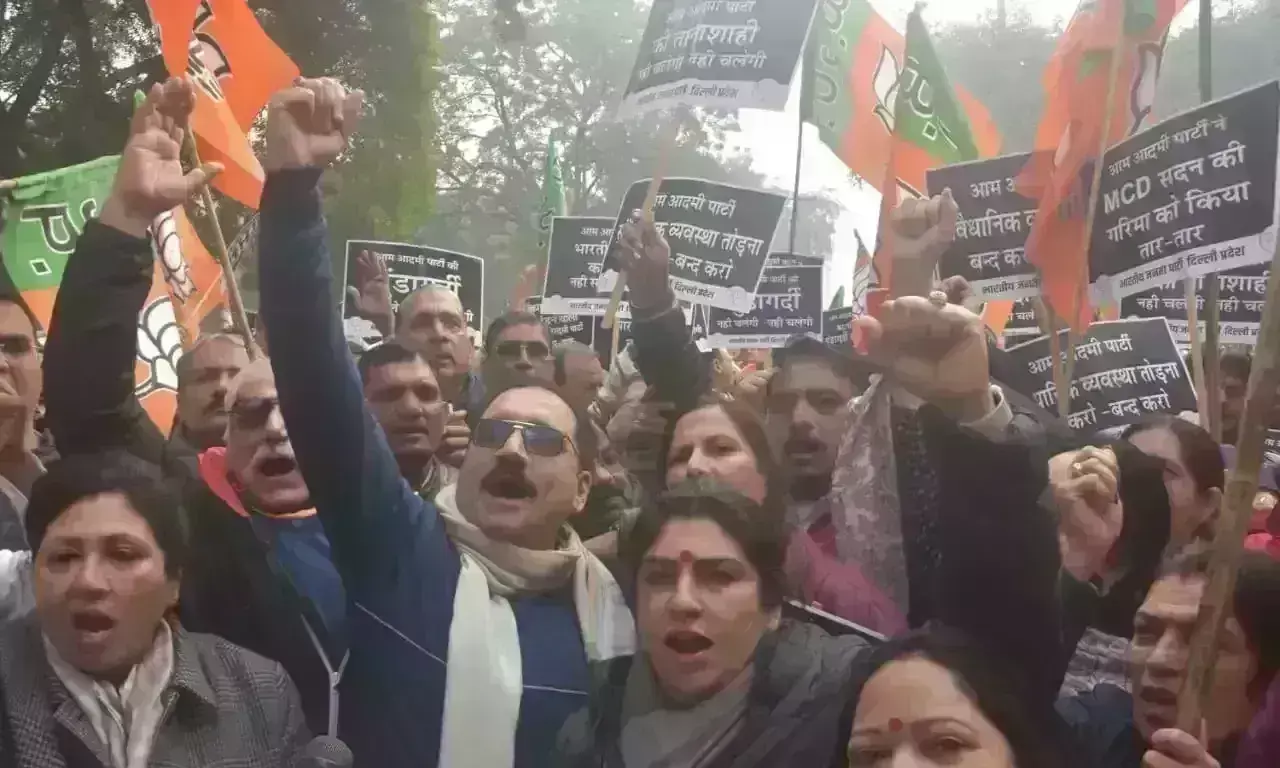 मेयर चुनाव को लेकर भाजपा-आप सड़क पर, एक-दूसरे के खिलाफ किया प्रदर्शन