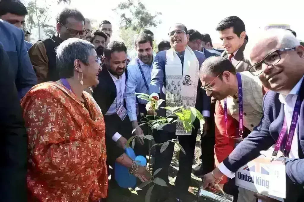 मुख्यमंत्री शिवराज ने प्रवासी भारतीयों के साथ लगाया रुद्राक्ष का पौधा, QR कोड से मिलेगी जानकारी