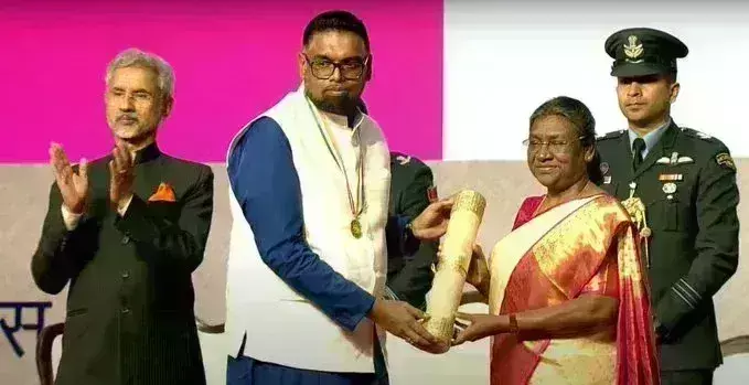 राष्ट्रपति द्रौपदी मुर्मू ने प्रवासी भारतीयों को किया सम्मानित, कहा - आपने हार्ड वर्क से देश का नाम रोशन किया