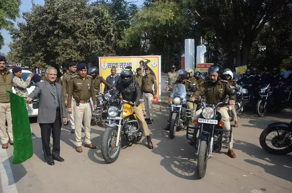 हेलमेट जागरुकता रैली को सांसद शेजवलकर ने हरी झंडी दिखाकर किया रवाना हेलमेट जागरुकता रैली को सांसद शेजवलकर ने हरी झंडी दिखाकर किया रवाना