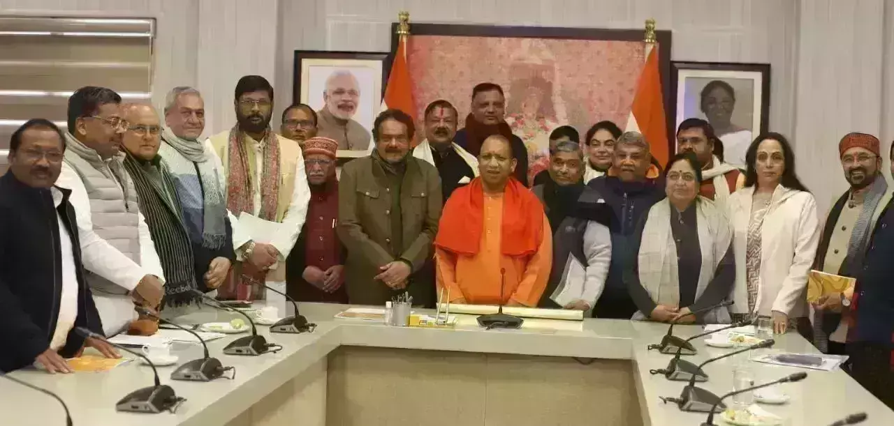 इन्वेस्टर्स समिट की तर्ज पर जनप्रतिनिधियों के नेतृत्व में आयोजित हो जनपदीय निवेशक सम्मेलन: मुख्यमंत्री