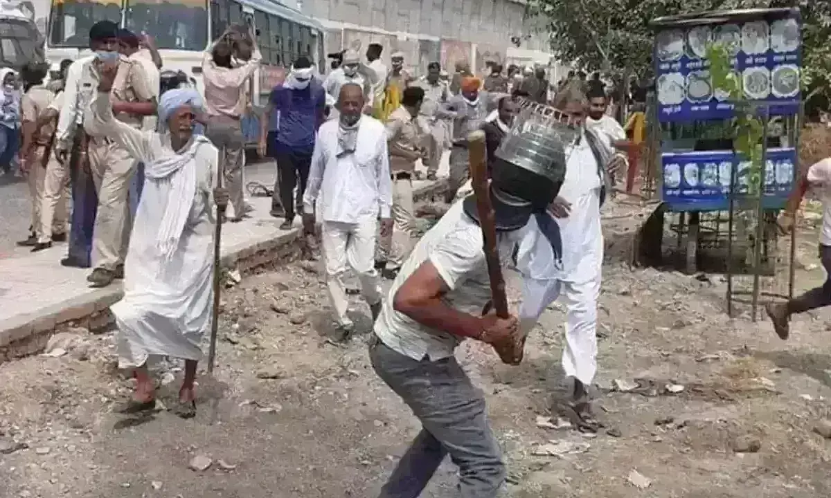 बक्सर में पुलिस के लाठीचार्ज से उग्र हुए किसान, जमकर की तोड़फोड़ और आगजनी
