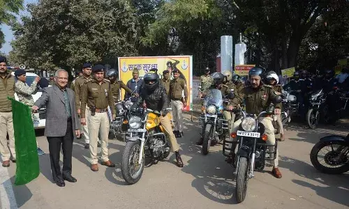 हेलमेट जागरुकता रैली को सांसद शेजवलकर ने हरी झंडी दिखाकर किया रवाना हेलमेट जागरुकता रैली को सांसद शेजवलकर ने हरी झंडी दिखाकर किया रवाना