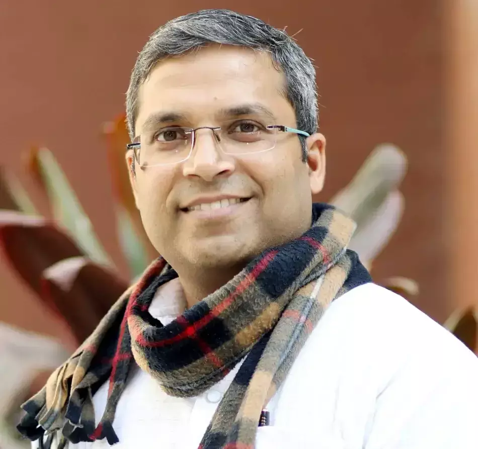 लोकेन्द्र सिंह (लेखक माखनलाल चतुर्वेदी राष्ट्रीय पत्रकारिता एवं संचार विश्वविद्यालय में सहायक प्राध्यापक हैं।) लोकेन्द्र सिंह (लेखक माखनलाल चतुर्वेदी राष्ट्रीय पत्रकारिता एवं संचार विश्वविद्यालय में सहायक प्राध्यापक हैं।)